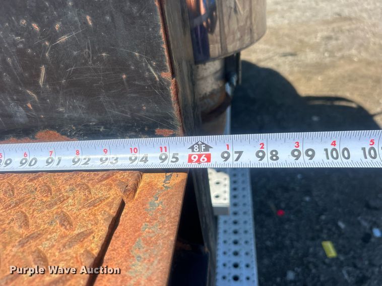 image for item EG1021 2004 Freightliner  Columbia flatbed truck