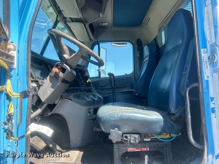 image for item EG1021 2004 Freightliner  Columbia flatbed truck