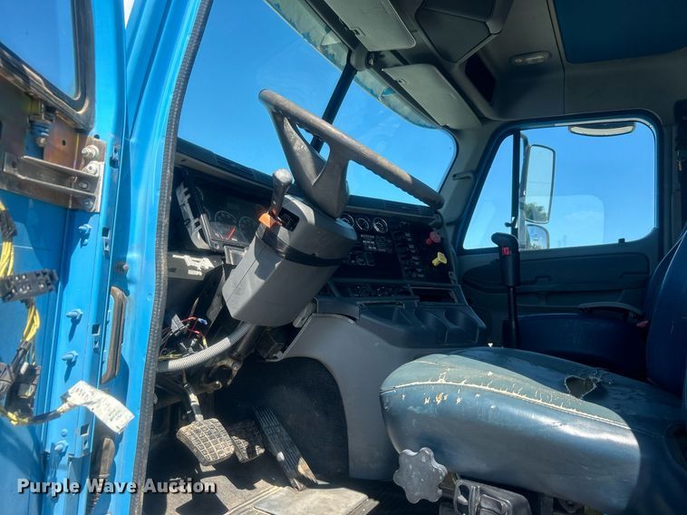 image for item EG1021 2004 Freightliner  Columbia flatbed truck