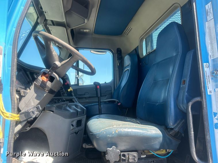 image for item EG1021 2004 Freightliner  Columbia flatbed truck