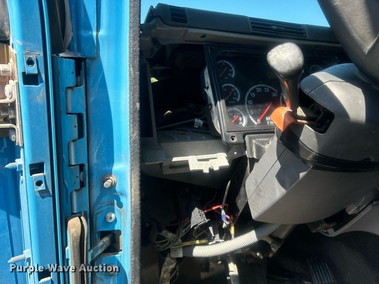 image for item EG1021 2004 Freightliner  Columbia flatbed truck