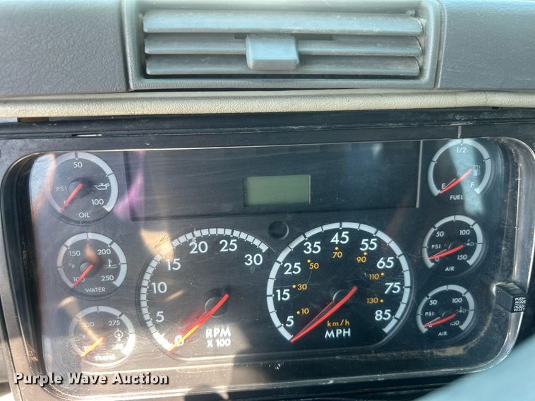 image for item EG1021 2004 Freightliner  Columbia flatbed truck