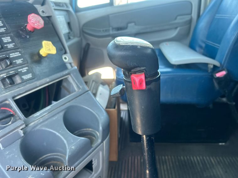 image for item EG1021 2004 Freightliner  Columbia flatbed truck