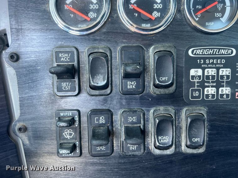 image for item EG1021 2004 Freightliner  Columbia flatbed truck