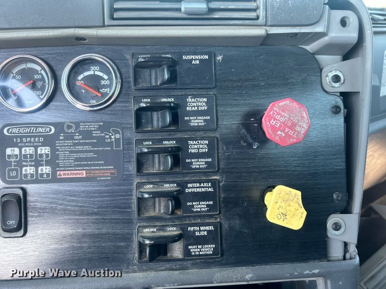 image for item EG1021 2004 Freightliner  Columbia flatbed truck