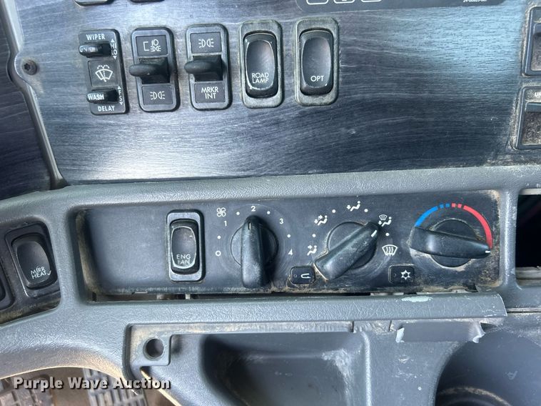 image for item EG1021 2004 Freightliner  Columbia flatbed truck