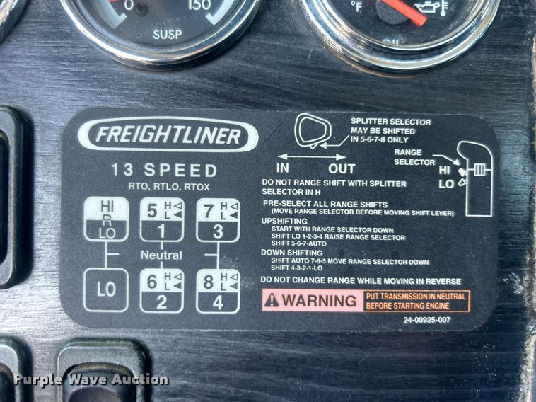 image for item EG1021 2004 Freightliner  Columbia flatbed truck