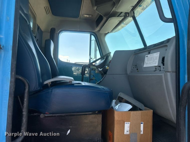 image for item EG1021 2004 Freightliner  Columbia flatbed truck