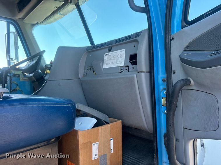 image for item EG1021 2004 Freightliner  Columbia flatbed truck