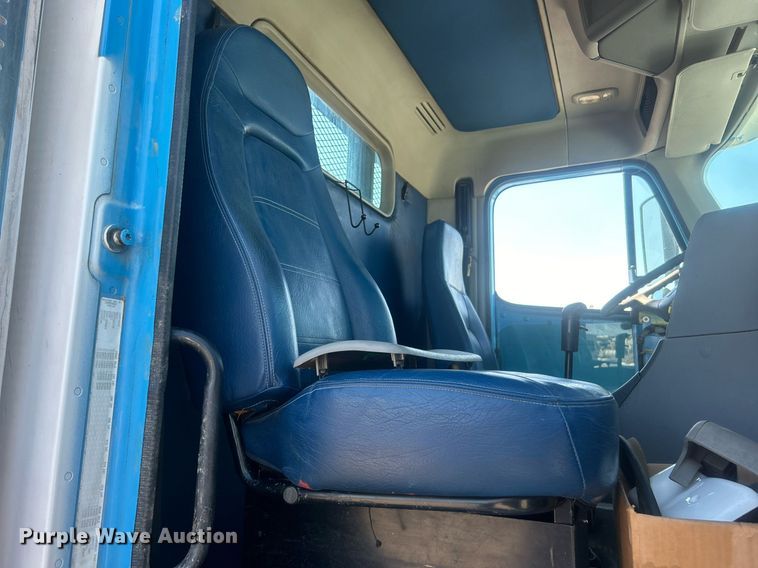 image for item EG1021 2004 Freightliner  Columbia flatbed truck