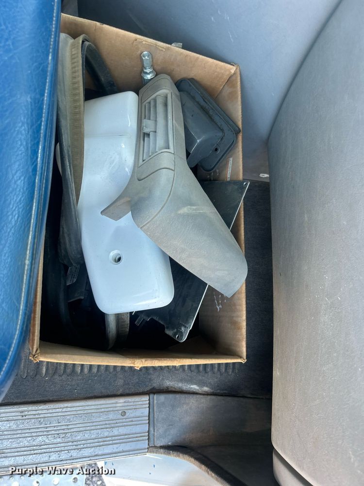 image for item EG1021 2004 Freightliner  Columbia flatbed truck