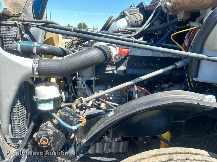 image for item EG1021 2004 Freightliner  Columbia flatbed truck