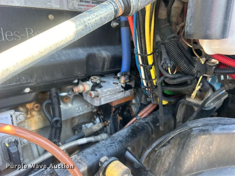 image for item EG1021 2004 Freightliner  Columbia flatbed truck