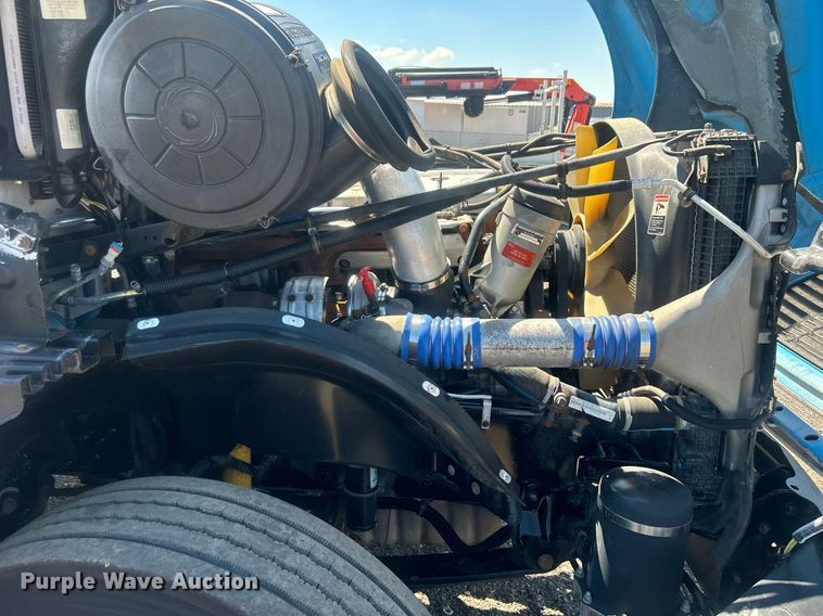 image for item EG1021 2004 Freightliner  Columbia flatbed truck