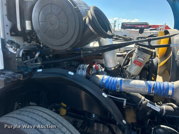 image for item EG1021 2004 Freightliner  Columbia flatbed truck