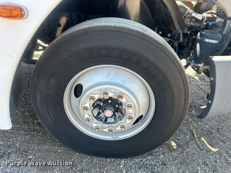 image for item EG1021 2004 Freightliner  Columbia flatbed truck