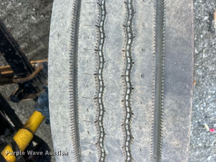 image for item EG1021 2004 Freightliner  Columbia flatbed truck