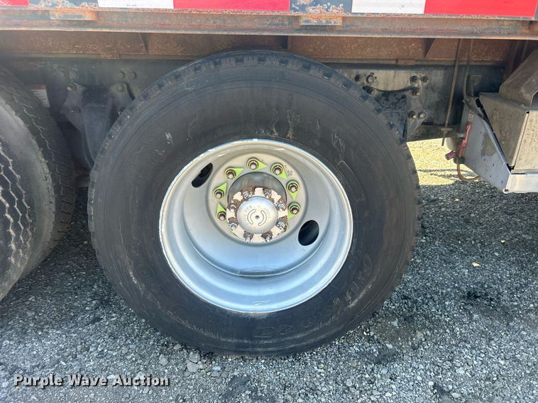 image for item EG1021 2004 Freightliner  Columbia flatbed truck