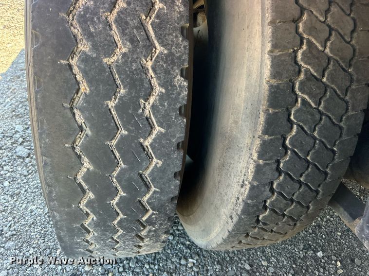 image for item EG1021 2004 Freightliner  Columbia flatbed truck