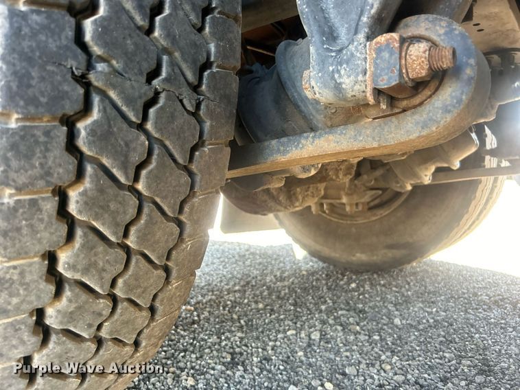 image for item EG1021 2004 Freightliner  Columbia flatbed truck