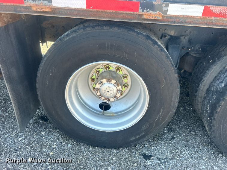 image for item EG1021 2004 Freightliner  Columbia flatbed truck