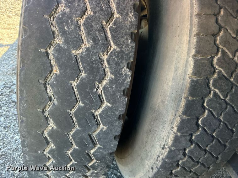 image for item EG1021 2004 Freightliner  Columbia flatbed truck