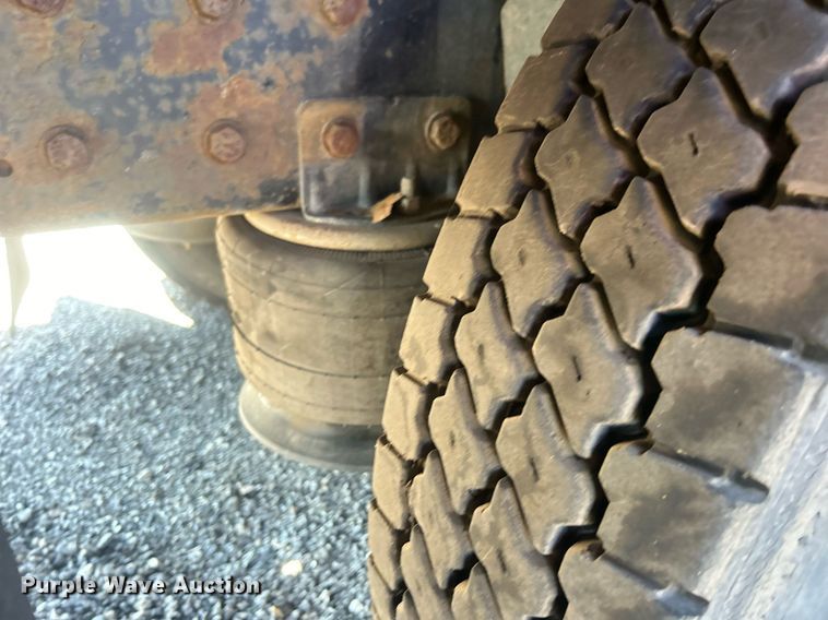 image for item EG1021 2004 Freightliner  Columbia flatbed truck