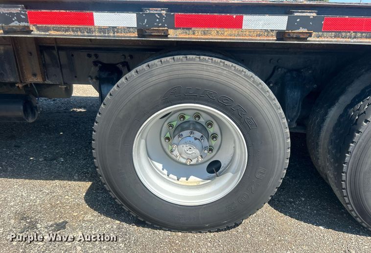 image for item EG1021 2004 Freightliner  Columbia flatbed truck