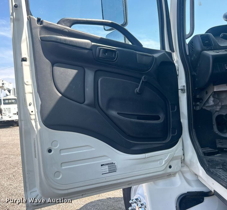 image for item EG1035 2015 Hino 268 box truck