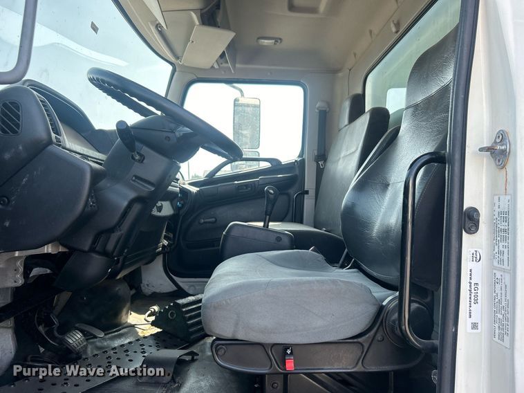 image for item EG1035 2015 Hino 268 box truck