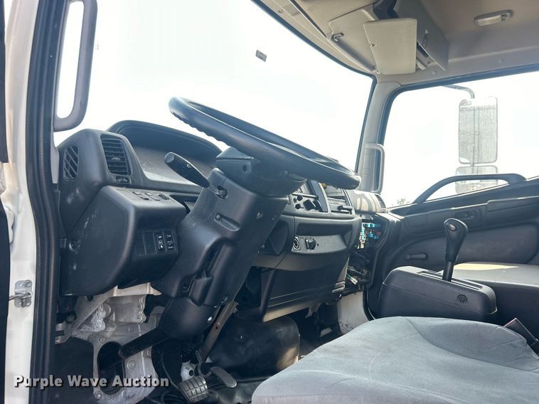 image for item EG1035 2015 Hino 268 box truck