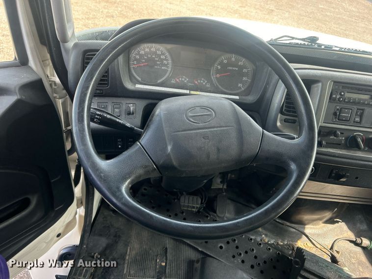 image for item EG1035 2015 Hino 268 box truck