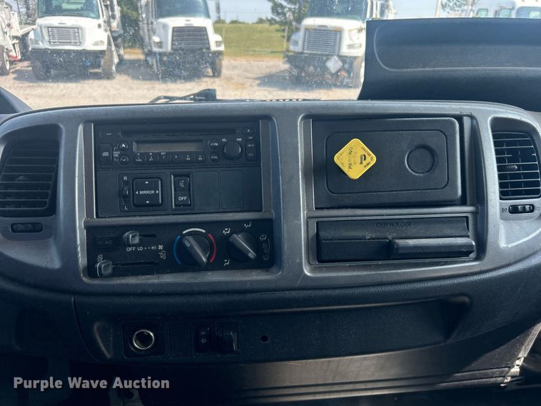 image for item EG1035 2015 Hino 268 box truck