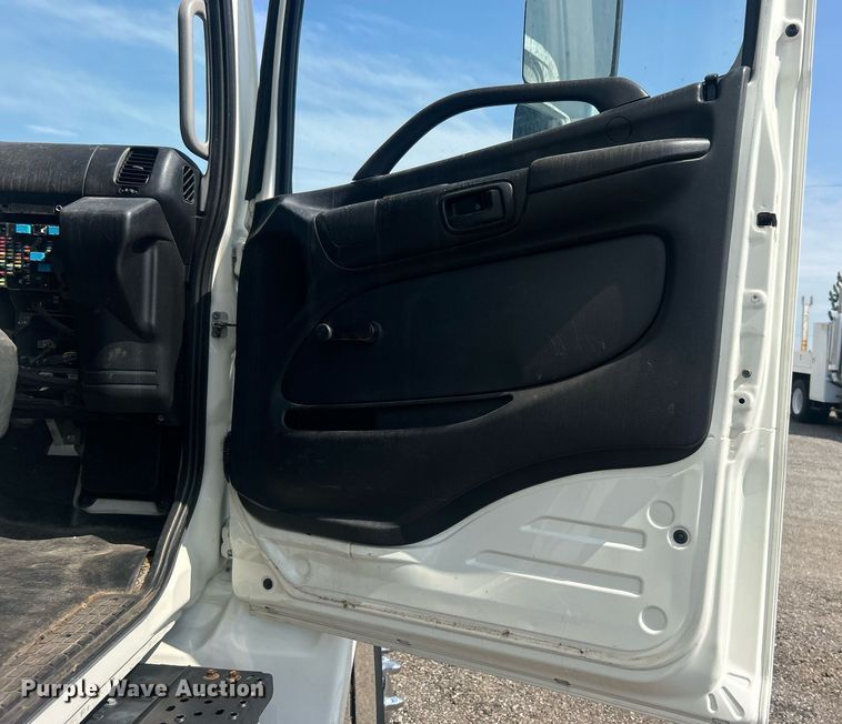 image for item EG1035 2015 Hino 268 box truck