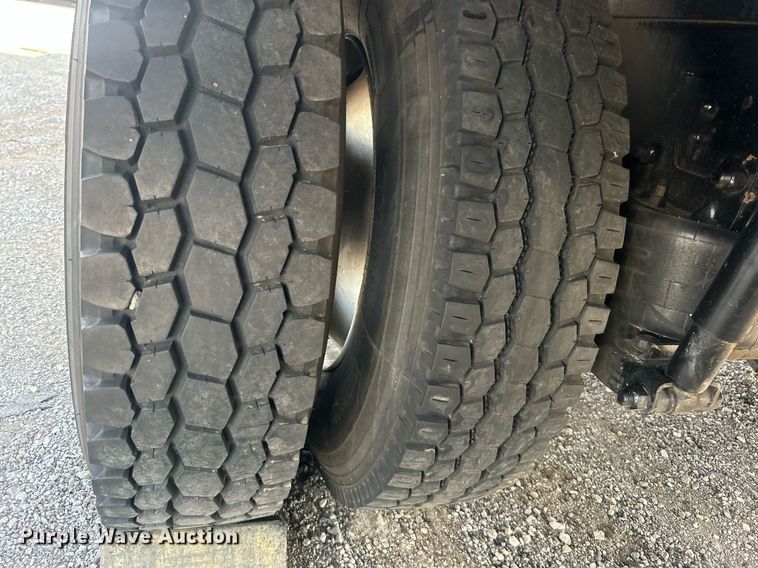 image for item EG1035 2015 Hino 268 box truck