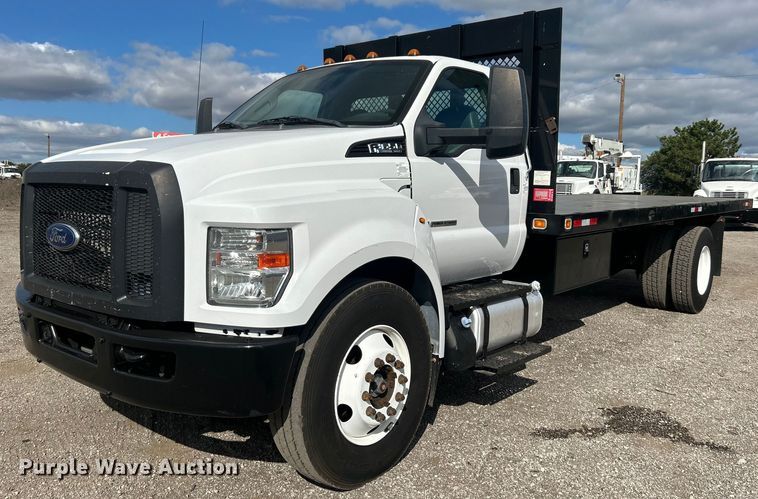 image for item EG1059 2017 Ford F650 Super Duty  flatbed truck