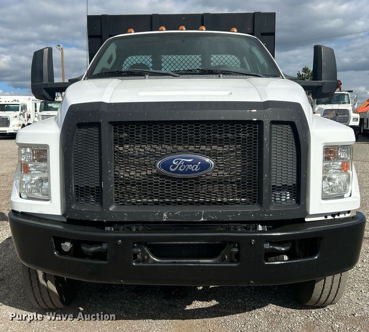 image for item EG1059 2017 Ford F650 Super Duty  flatbed truck