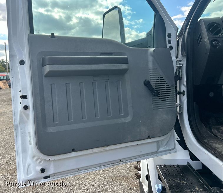 image for item EG1059 2017 Ford F650 Super Duty  flatbed truck