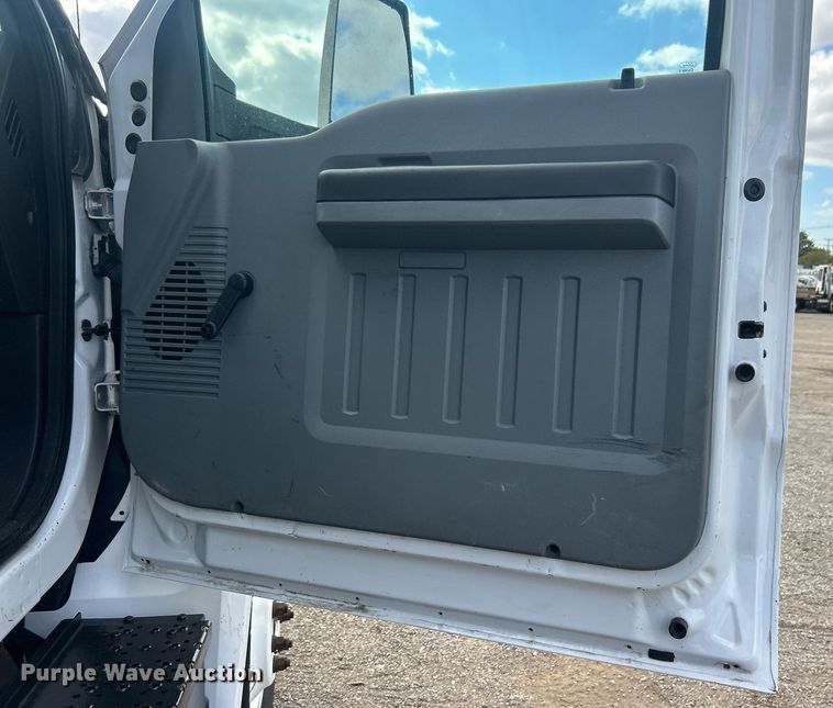 image for item EG1059 2017 Ford F650 Super Duty  flatbed truck