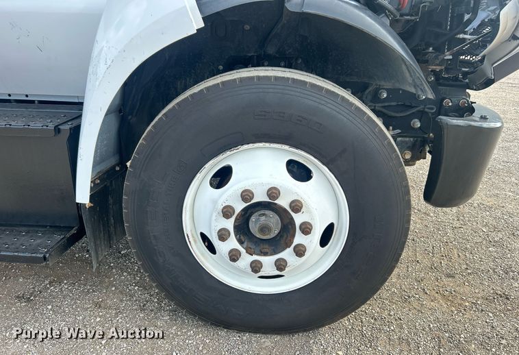 image for item EG1059 2017 Ford F650 Super Duty  flatbed truck