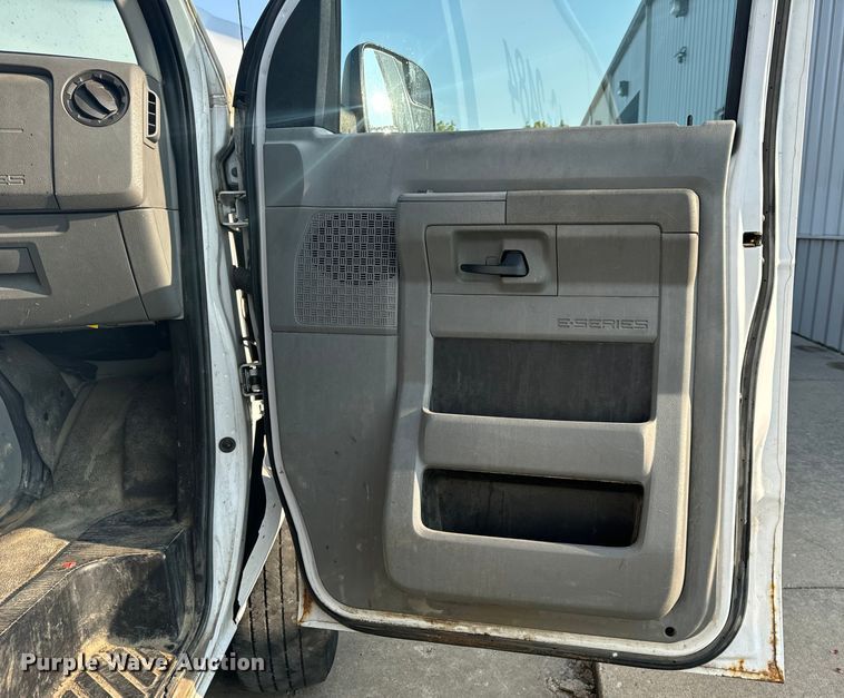 image for item EH7017 2011 Ford E250 utility van