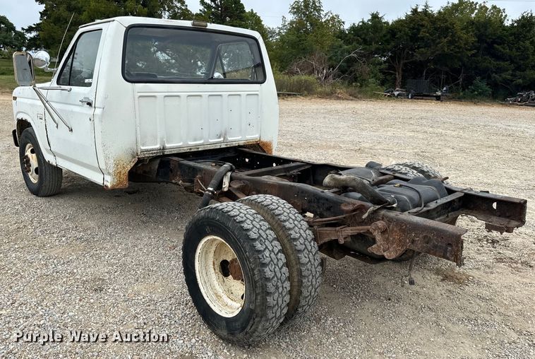image for item EH7024 1985 Ford F350 pickup truck cab and chassis