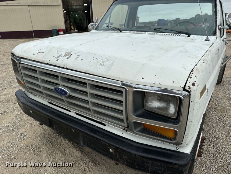 image for item EH7024 1985 Ford F350 pickup truck cab and chassis