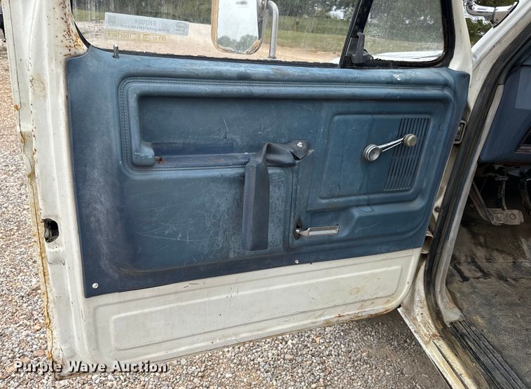 image for item EH7024 1985 Ford F350 pickup truck cab and chassis