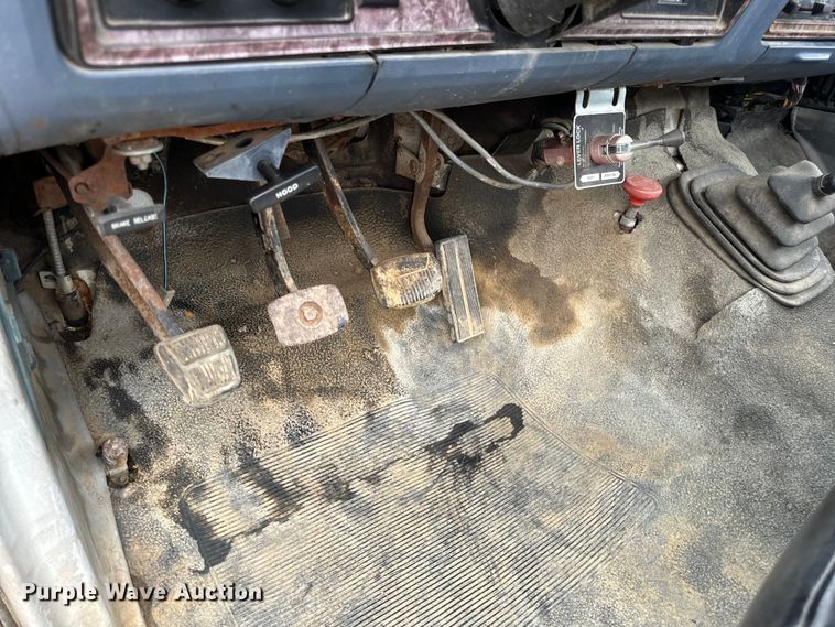 image for item EH7024 1985 Ford F350 pickup truck cab and chassis