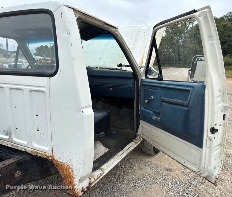 image for item EH7024 1985 Ford F350 pickup truck cab and chassis