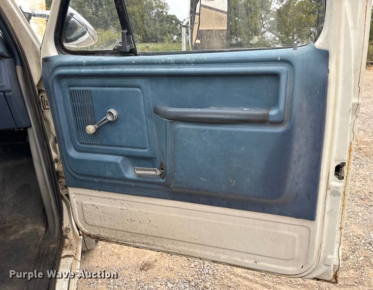 image for item EH7024 1985 Ford F350 pickup truck cab and chassis