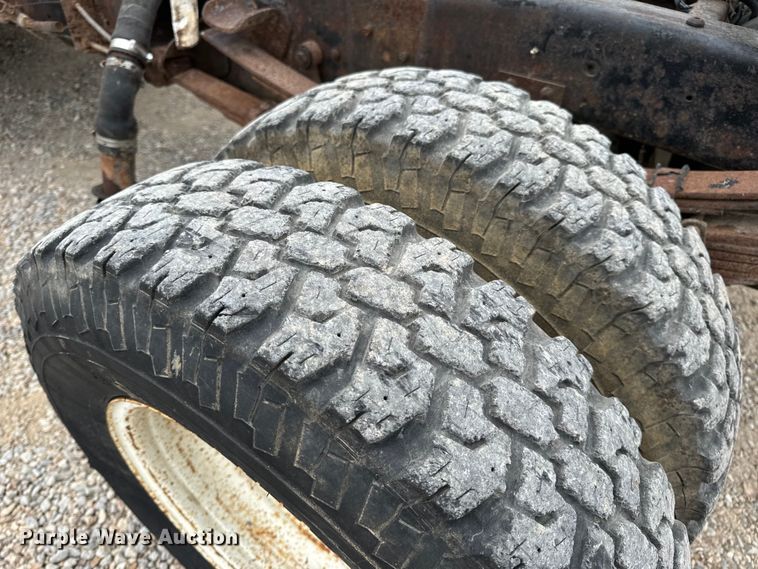 image for item EH7024 1985 Ford F350 pickup truck cab and chassis