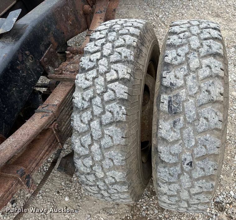 image for item EH7024 1985 Ford F350 pickup truck cab and chassis