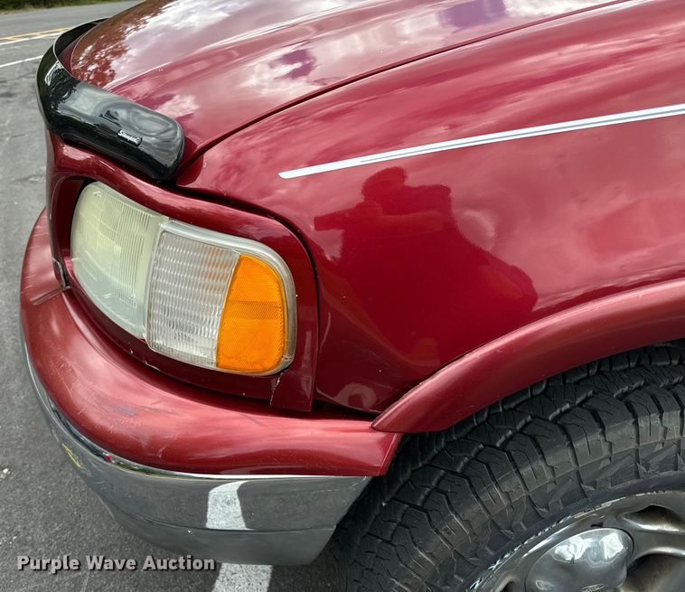 image for item EH7035 2003 Ford F150 Lariat SuperCab pickup truck